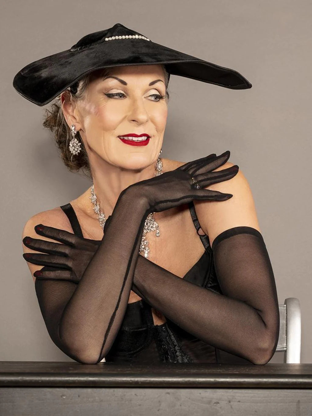 Svarta långa skira näthandskar från What Katie Did