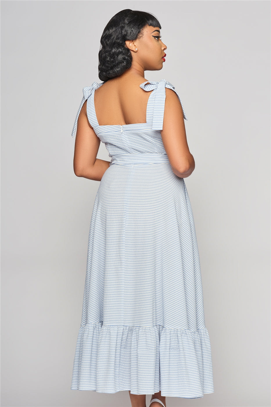 The back of the Seersucker Katrina Dress by Collectif. The shoulder sleeves are tied and there is a concealed zip in the back centre.